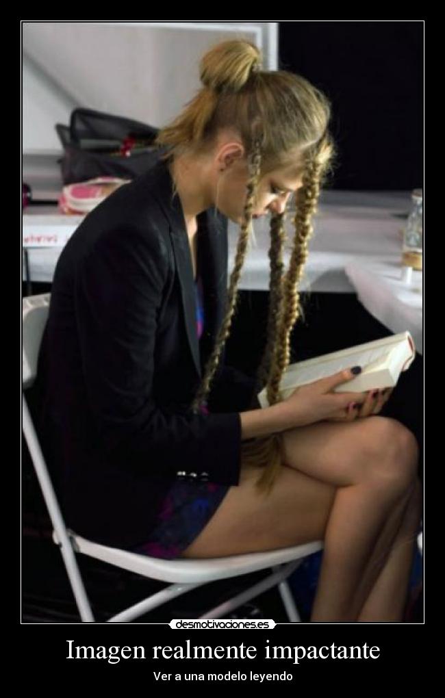 Imagen realmente impactante - Ver a una modelo leyendo
