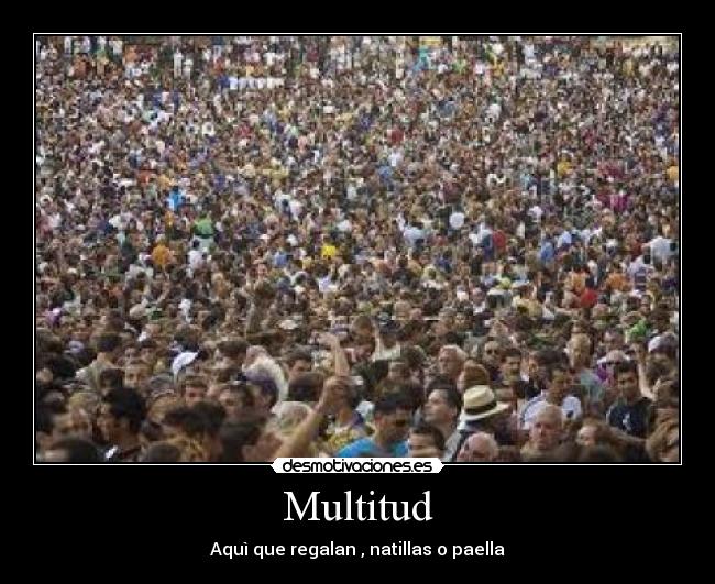 Multitud - Aquì que regalan , natillas o paella