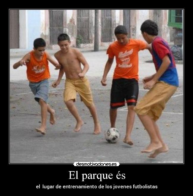 El parque és - el  lugar de entrenamiento de los jovenes futbolistas