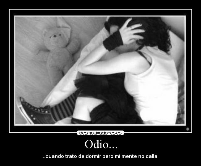Odio... - ..cuando trato de dormir pero mi mente no calla.