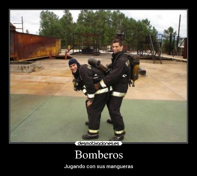 Bomberos - Jugando con sus mangueras