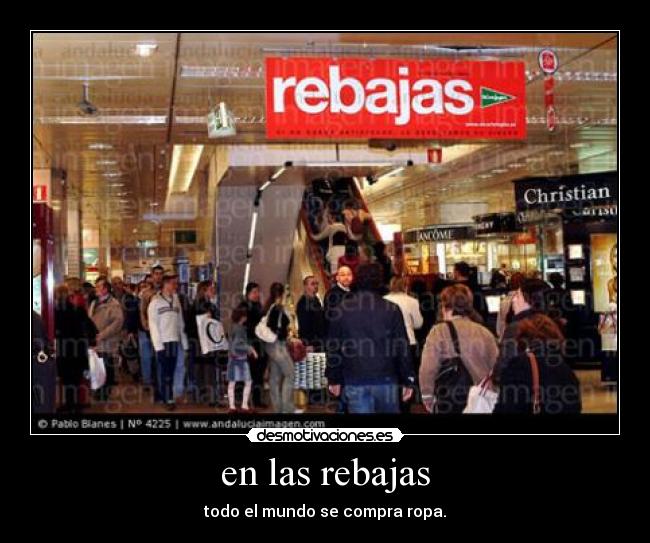 en las rebajas - todo el mundo se compra ropa.