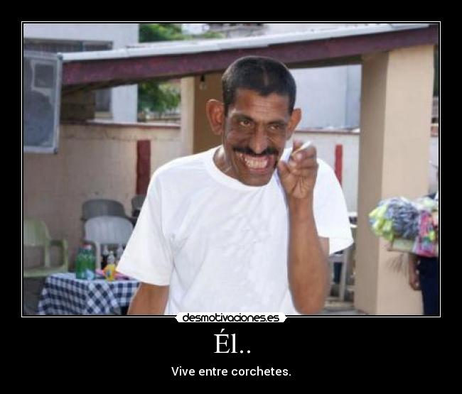 Él.. - Vive entre corchetes.