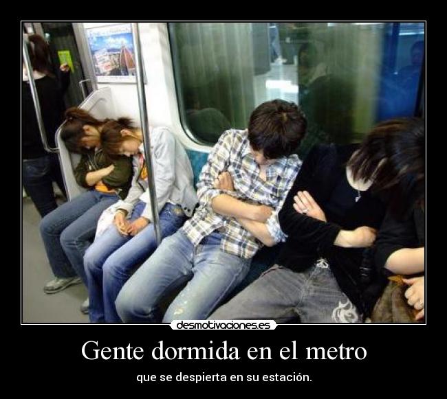 Gente dormida en el metro -