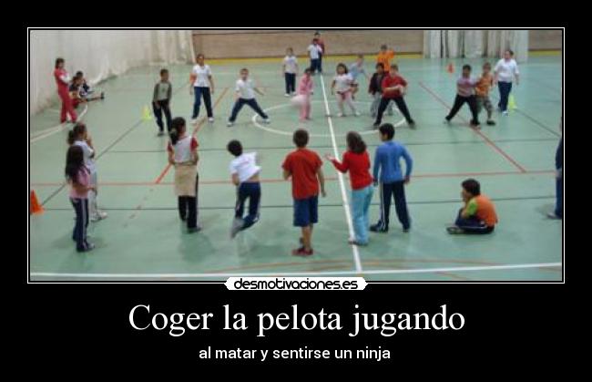Coger la pelota jugando -