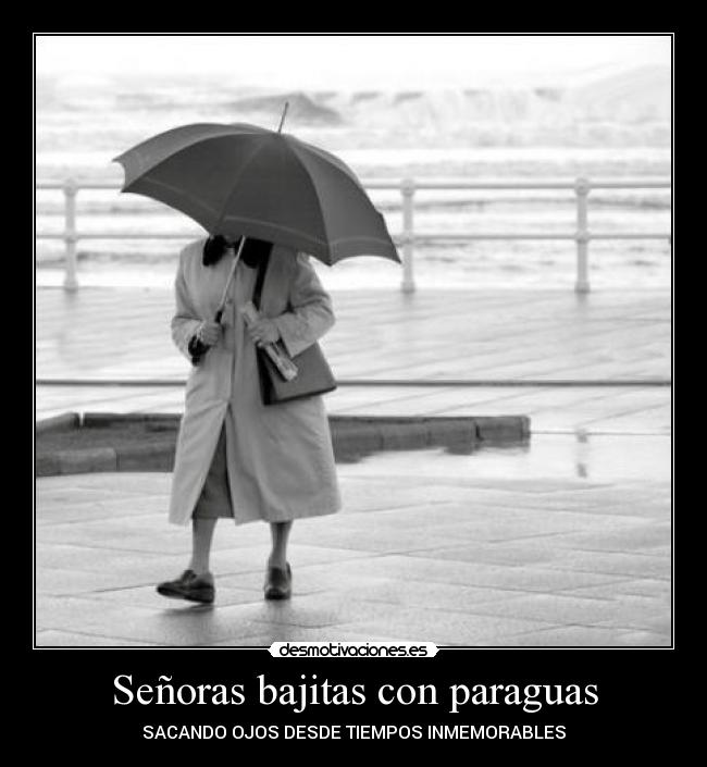 Señoras bajitas con paraguas - SACANDO OJOS DESDE TIEMPOS INMEMORABLES