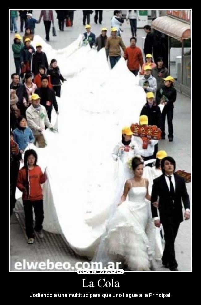 La Cola - Jodiendo a una multitud para que uno llegue a la Principal.