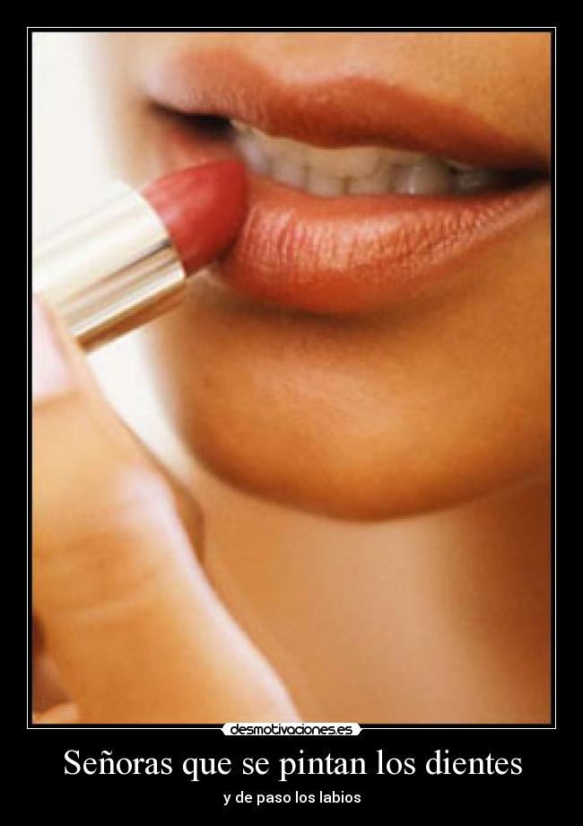 Señoras que se pintan los dientes - y de paso los labios