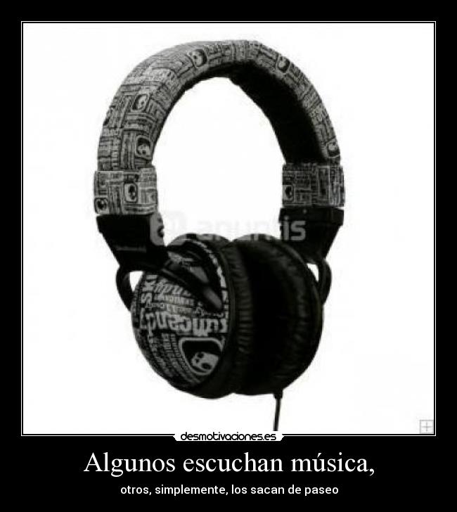 Algunos escuchan música, - otros, simplemente, los sacan de paseo