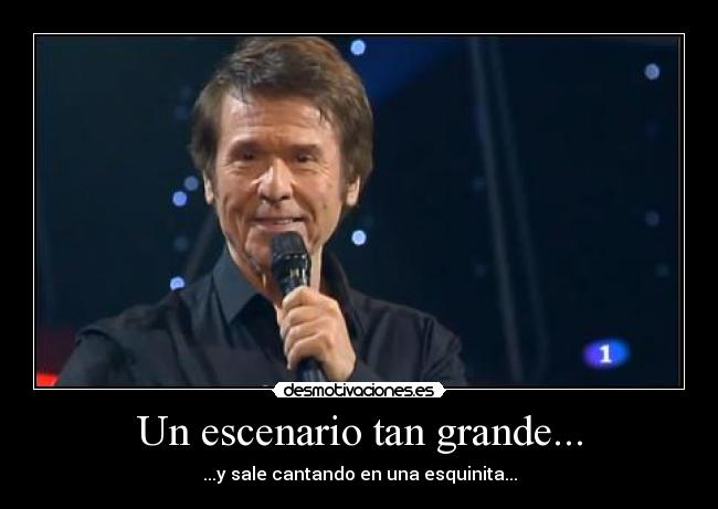 Un escenario tan grande... - ...y sale cantando en una esquinita...