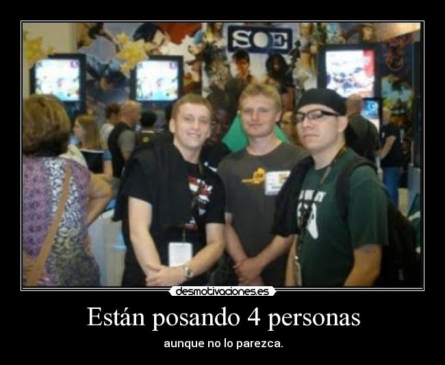 Están posando 4 personas - 