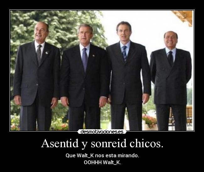 Asentid y sonreid chicos. -