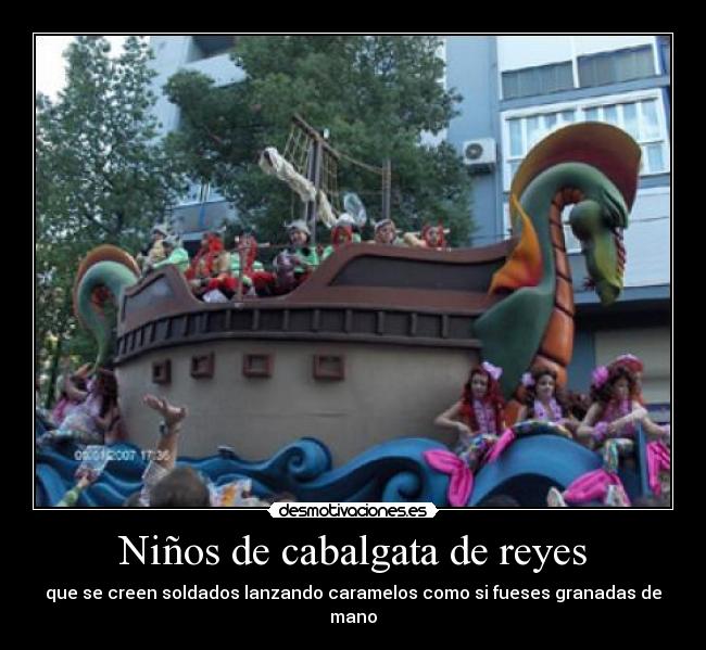 Niños de cabalgata de reyes - que se creen soldados lanzando caramelos como si fueses granadas de mano