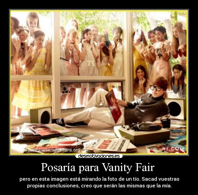 Posaría para Vanity Fair - pero en esta imagen está mirando la foto de un tío. Sacad vuestras
propias conclusiones, creo que serán las mismas que la mía.