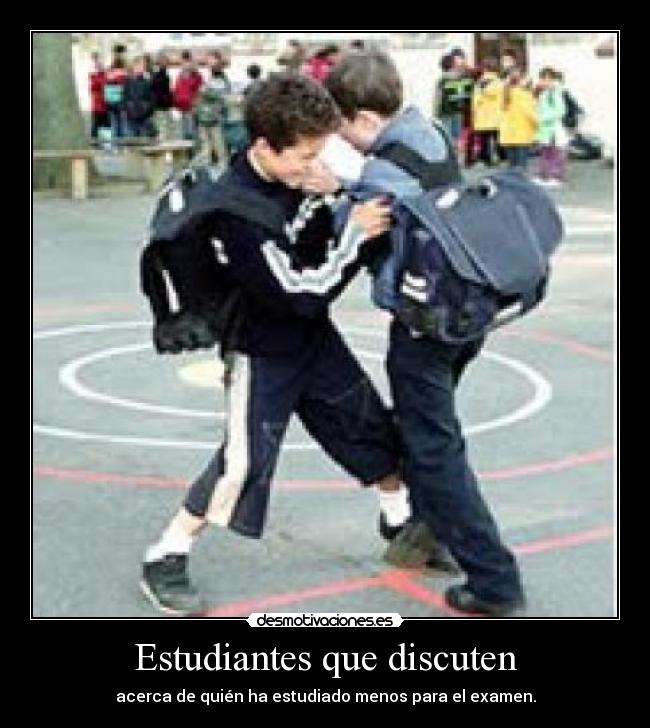 Estudiantes que discuten - acerca de quién ha estudiado menos para el examen.