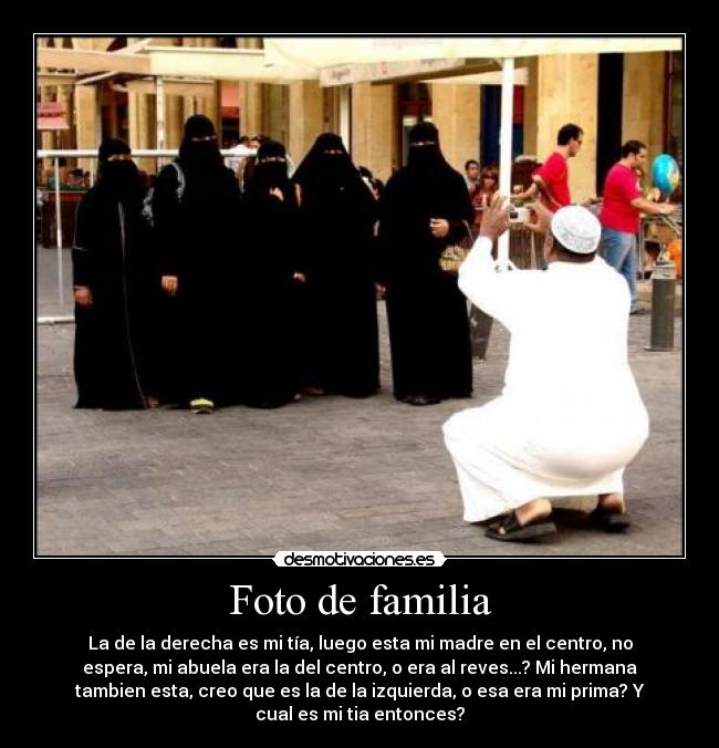 Foto de familia - La de la derecha es mi tía, luego esta mi madre en el centro, no
espera, mi abuela era la del centro, o era al reves...? Mi hermana
tambien esta, creo que es la de la izquierda, o esa era mi prima? Y
cual es mi tia entonces?