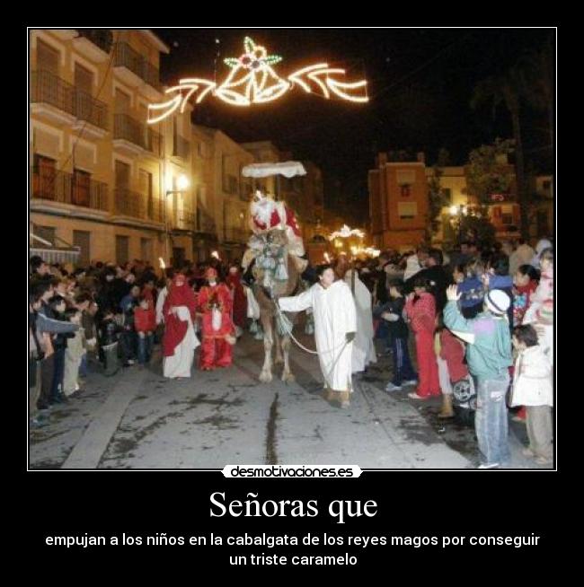 Señoras que - empujan a los niños en la cabalgata de los reyes magos por conseguir
un triste caramelo