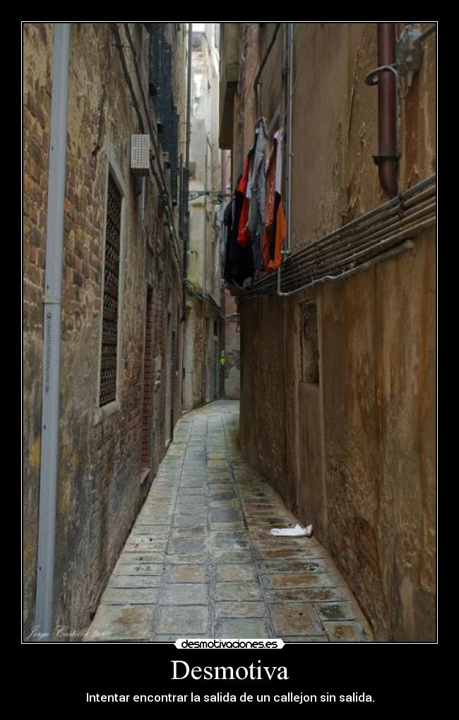Desmotiva - Intentar encontrar la salida de un callejon sin salida.
