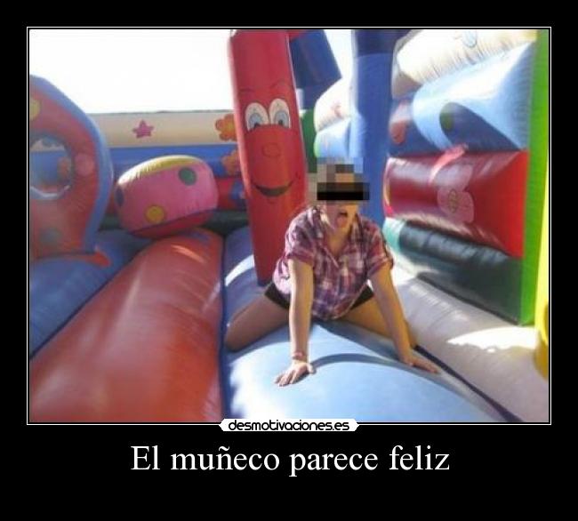 El muñeco parece feliz -