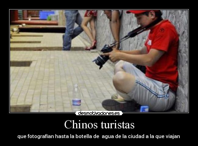 Chinos turistas - que fotografían hasta la botella de agua de la ciudad a la que viajan