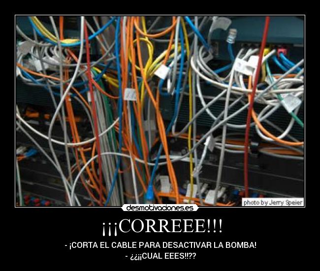 ¡¡¡CORREEE!!! - - ¡CORTA EL CABLE PARA DESACTIVAR LA BOMBA!
- ¿¿¡¡CUAL EEES!!??