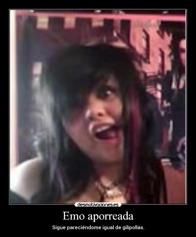 Emo aporreada - Sigue pareciéndome igual de gilipollas.