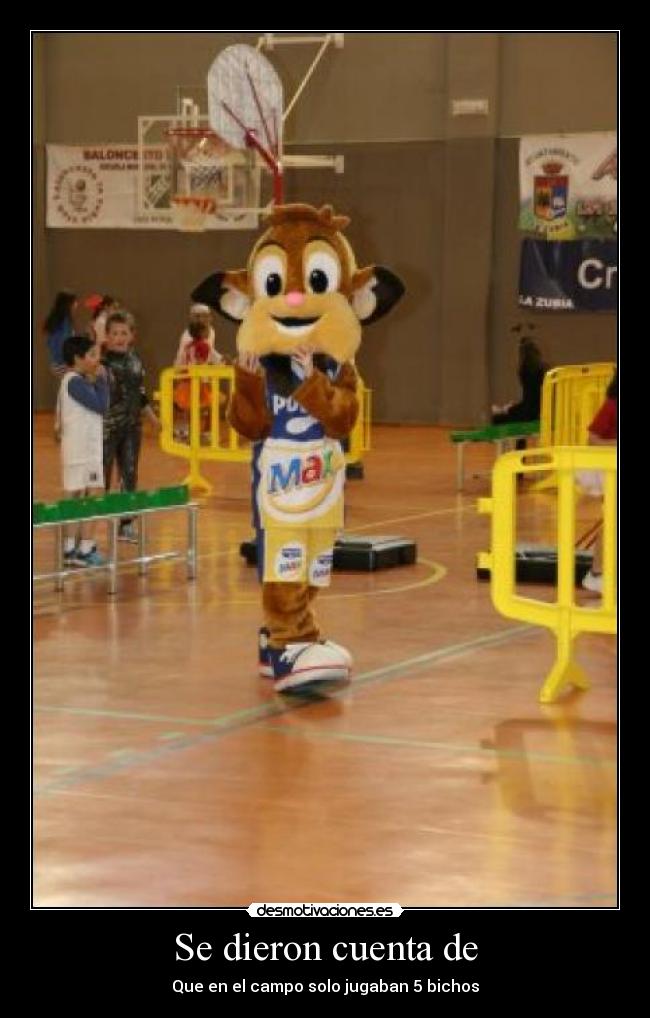 Se dieron cuenta de - Que en el campo solo jugaban 5 bichos