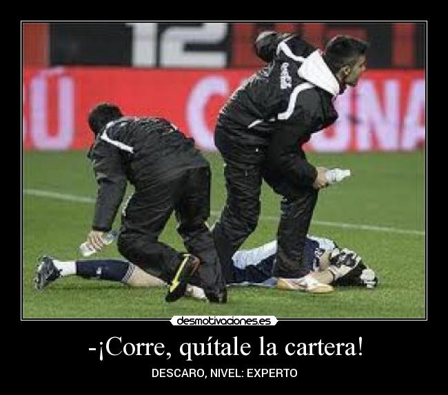 -¡Corre, quítale la cartera! -