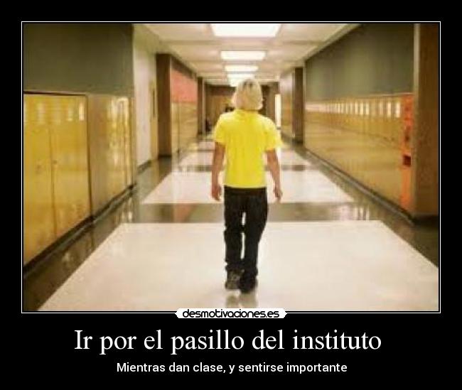 Ir por el pasillo del instituto  - 