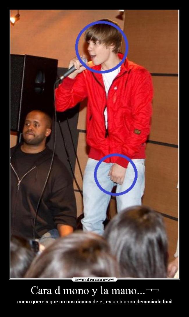 Cara d mono y la mano...¬¬ - como quereis que no nos riamos de el, es un blanco demasiado facil