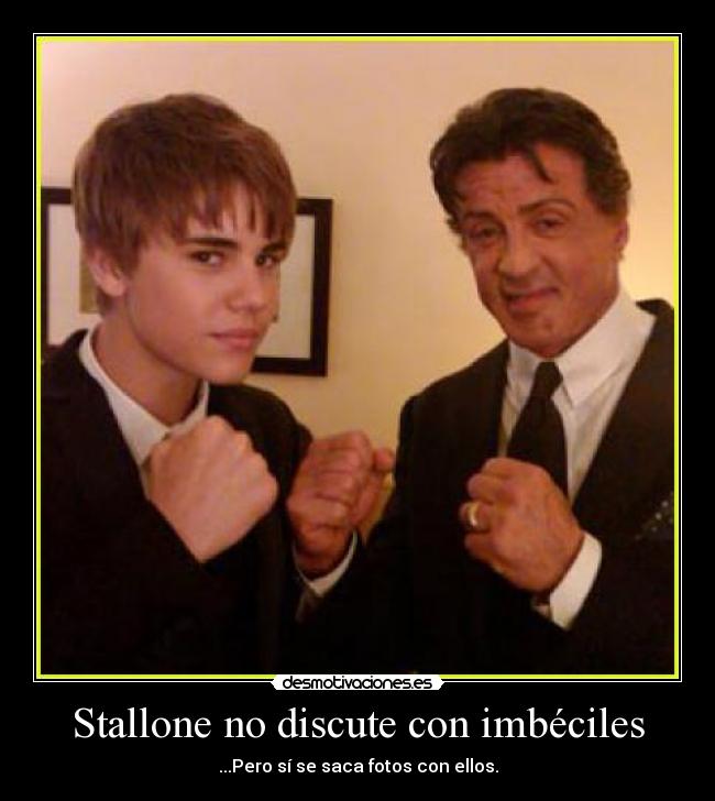 Stallone no discute con imbéciles - ...Pero sí se saca fotos con ellos.