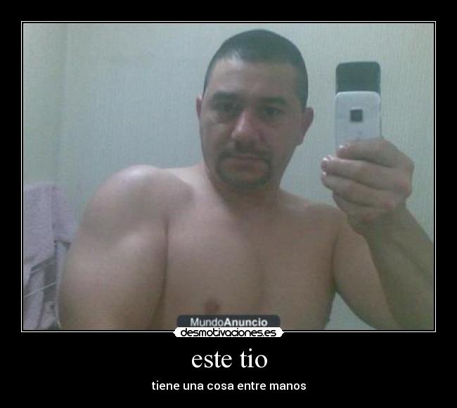 este tio - tiene una cosa entre manos