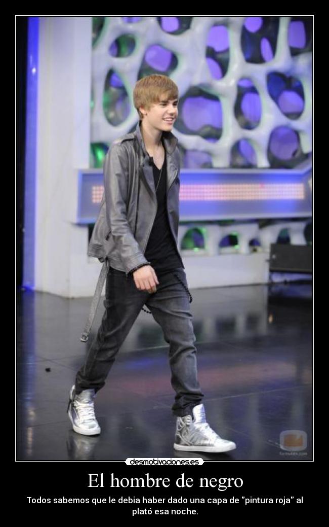 El hombre de negro - Todos sabemos que le debia haber dado una capa de pintura roja al
plató esa noche.