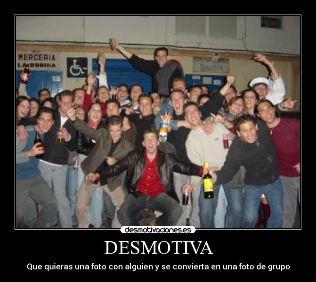 DESMOTIVA - Que quieras una foto con alguien y se convierta en una foto de grupo