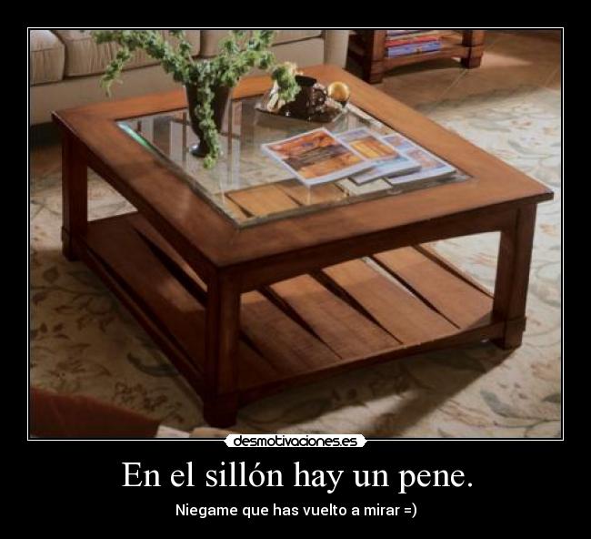 En el sillón hay un pene. - 