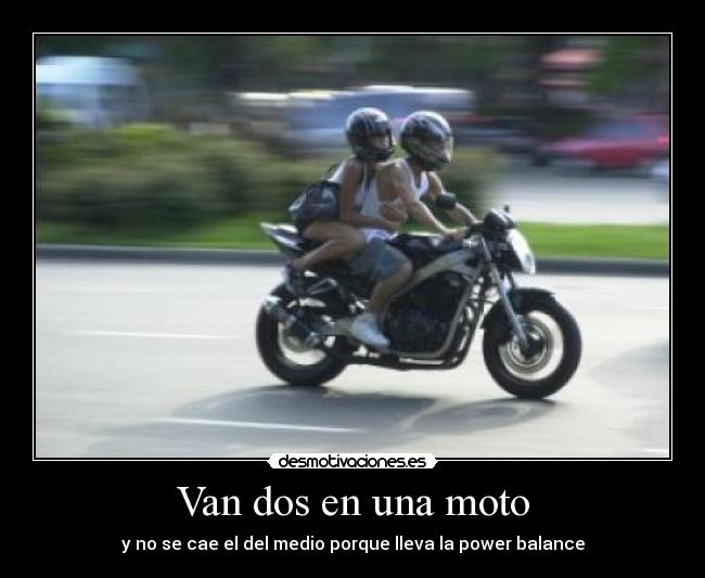 Van dos en una moto - y no se cae el del medio porque lleva la power balance