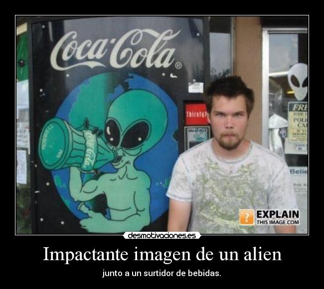 Impactante imagen de un alien - junto a un surtidor de bebidas.