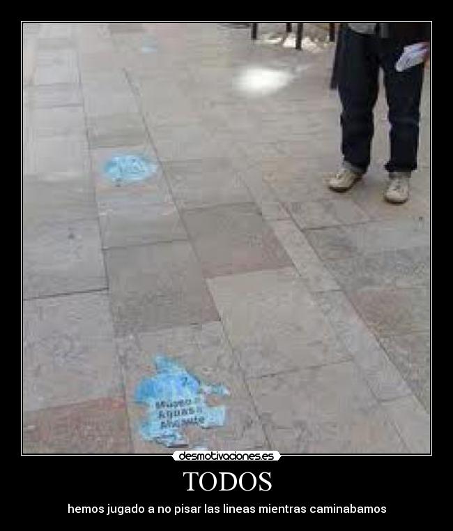 TODOS - hemos jugado a no pisar las lineas mientras caminabamos