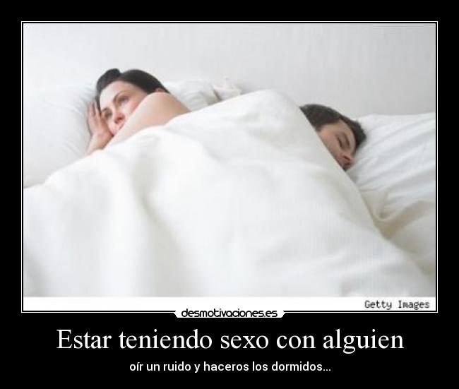 Estar teniendo sexo con alguien - oír un ruido y haceros los dormidos...
