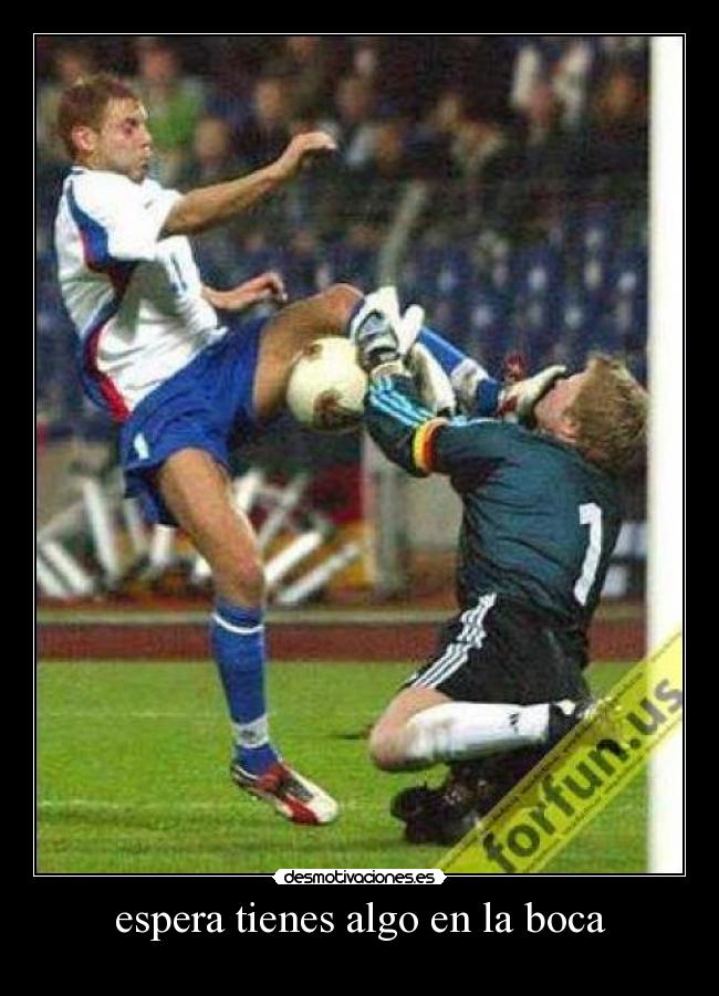espera tienes algo en la boca -