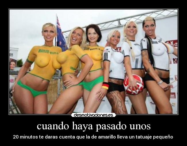 cuando haya pasado unos - 20 minutos te daras cuenta que la de amarillo lleva un tatuaje pequeño