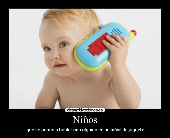 Niños - que se ponen a hablar con alguien en su móvil de juguete