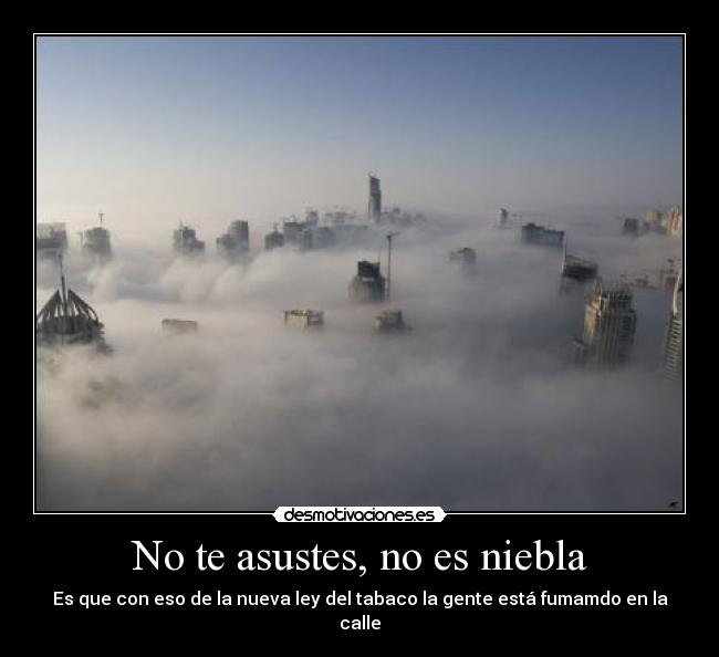 No te asustes, no es niebla - Es que con eso de la nueva ley del tabaco la gente está fumamdo en la calle