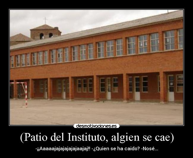 (Patio del Instituto, algien se cae) -
