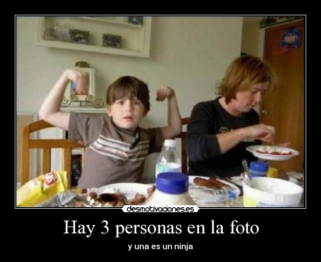 Hay 3 personas en la foto - y una es un ninja