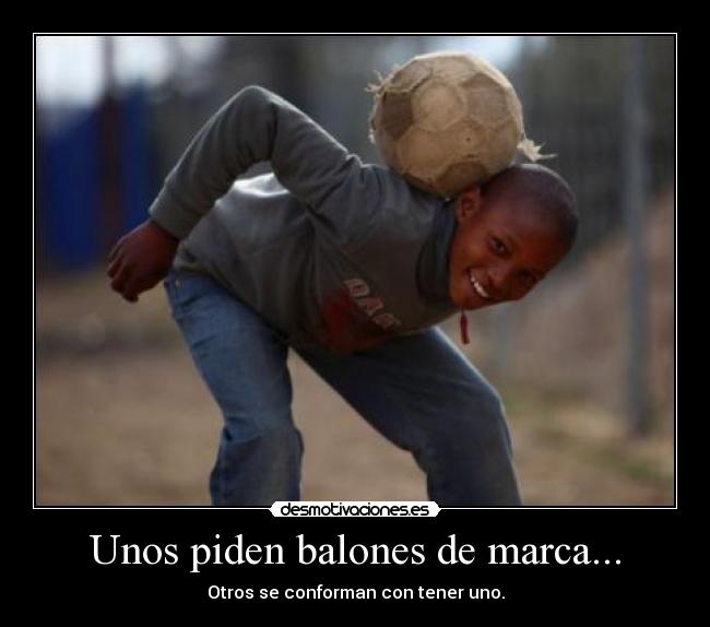 Unos piden balones de marca... - Otros se conforman con tener uno.