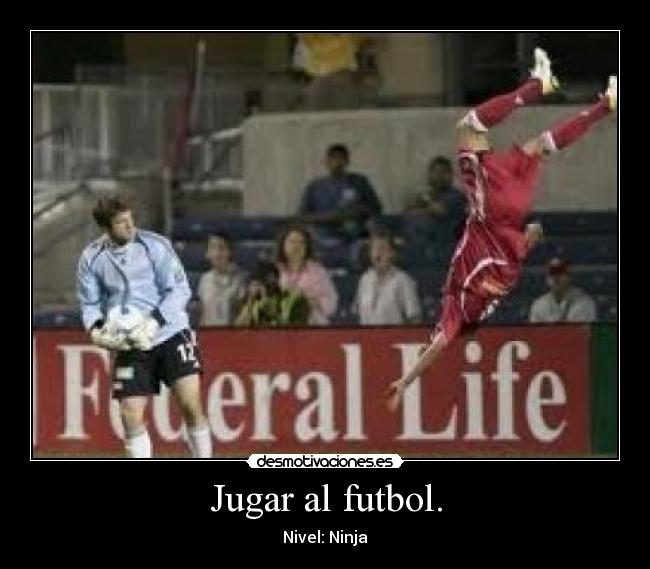 Jugar al futbol. - 