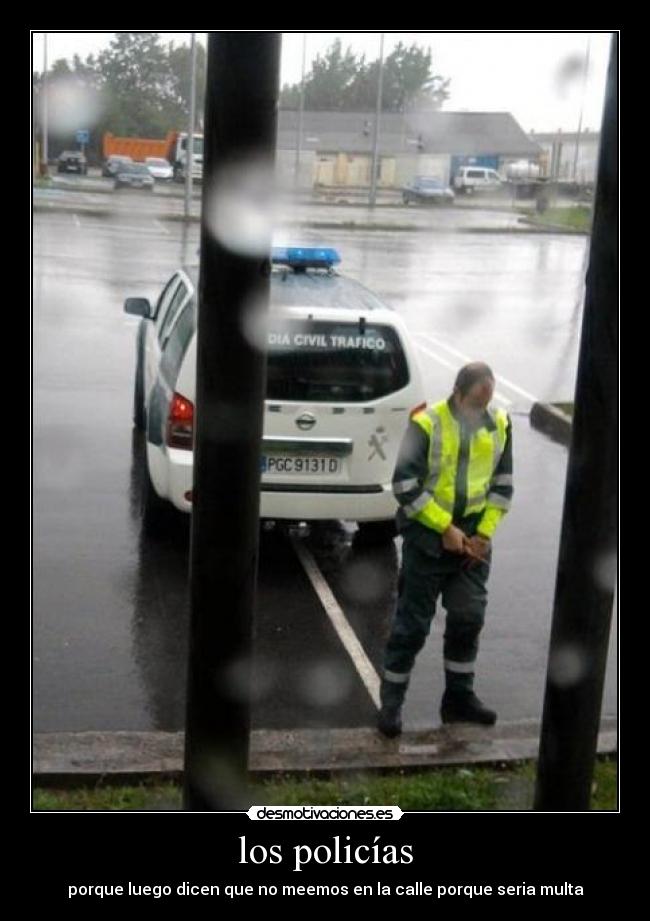 los policías - porque luego dicen que no meemos en la calle porque seria multa