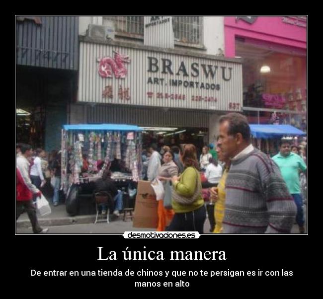 La única manera - De entrar en una tienda de chinos y que no te persigan es ir con las manos en alto