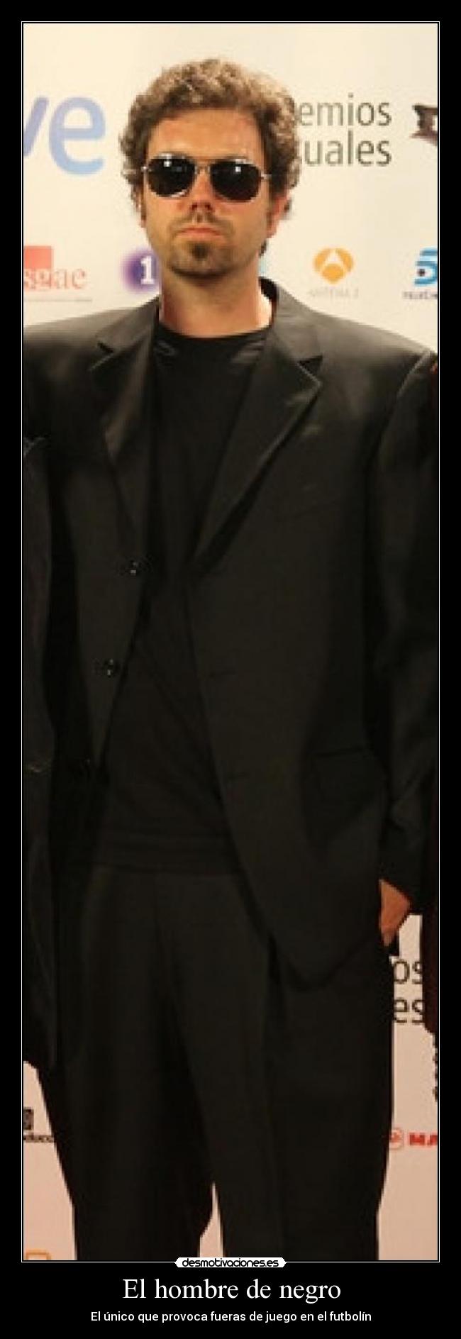 El hombre de negro - El único que provoca fueras de juego en el futbolín